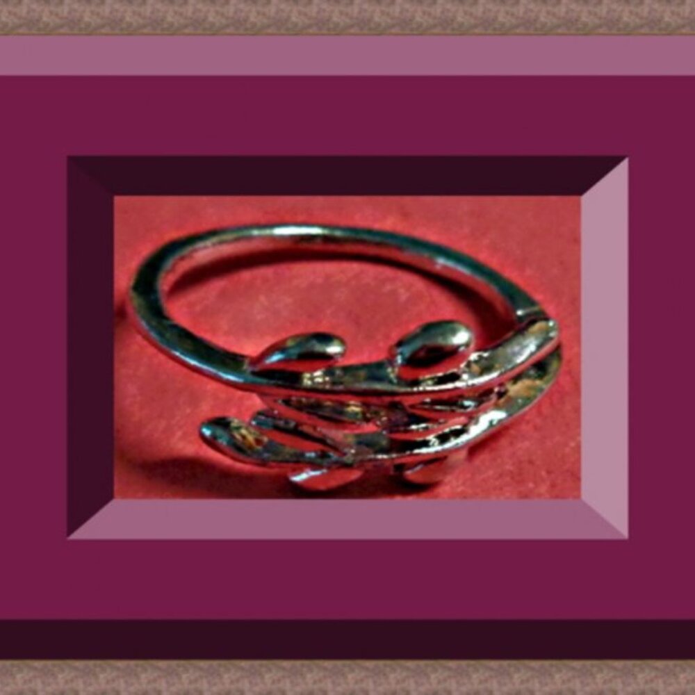 Silver Tone Vine Design Ring Size 6